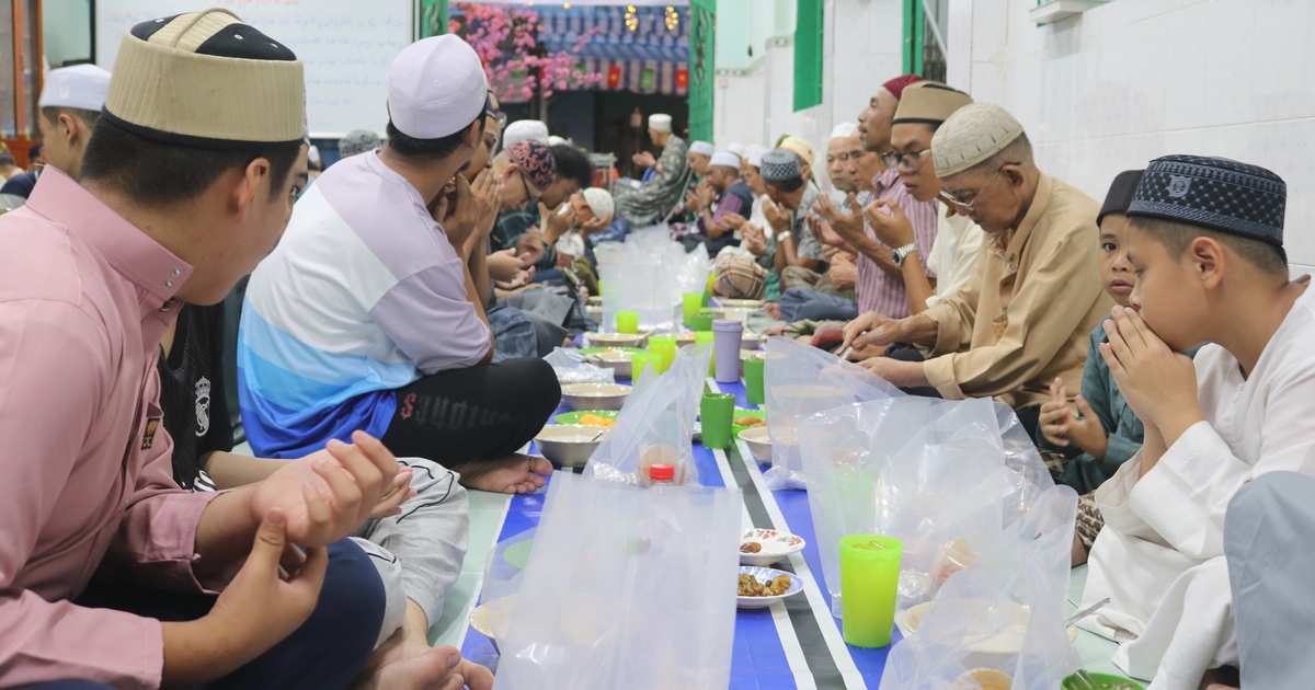 Sau 18 giờ 8 phút, người dân hẻm kiêng rượu bia, thịt heo ở TP.HCM ăn gì?