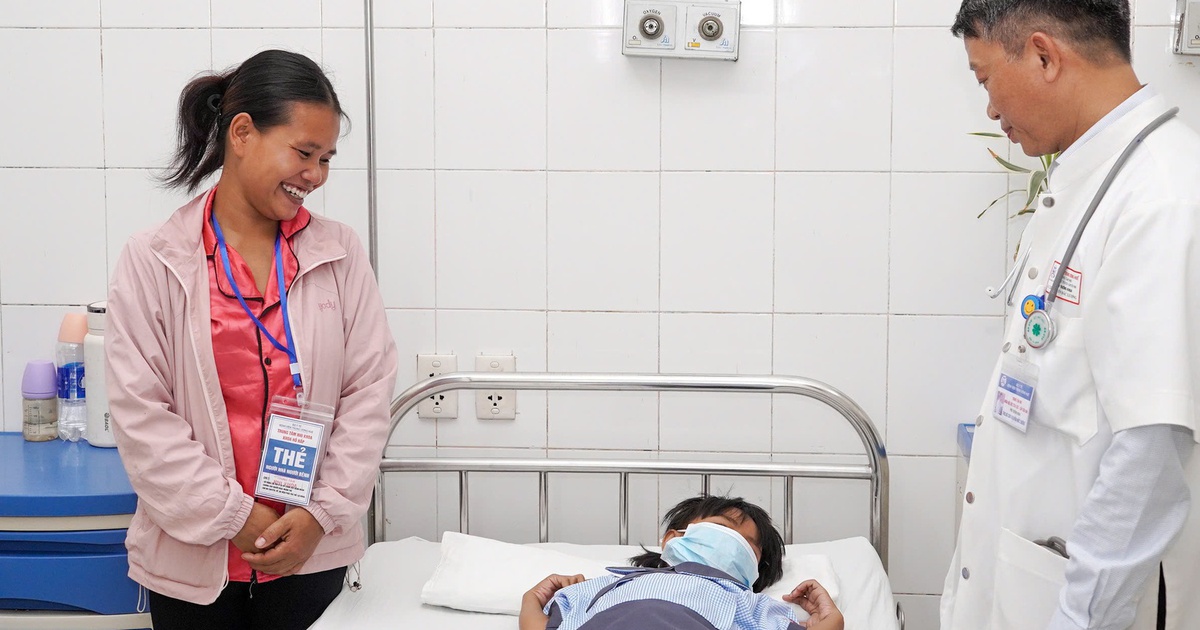 Cứu sống bé gái bị rắn độc cắn nhờ huyết thanh gửi bằng máy bay