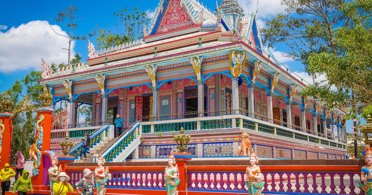 Ngôi chùa hơn 200 năm tuổi, nổi bật với hàng ngàn mảnh chén, đĩa