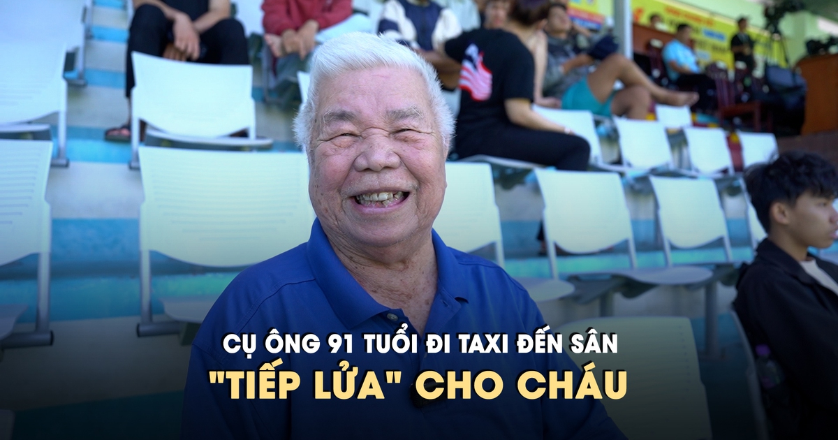 Cụ ông 91 tuổi tâm đắc vì ‘bóng đá đẹp’ khi đến sân ‘tiếp lửa’ cho cháu