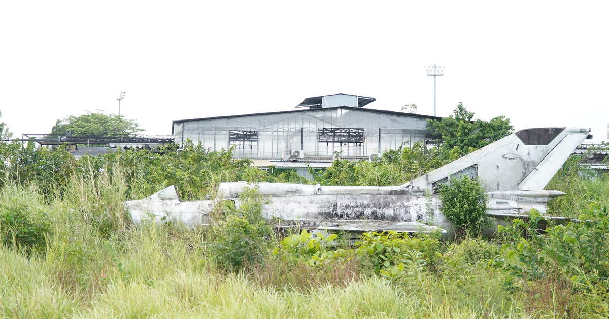 Máy bay MiG-21 bị 'bỏ quên' nhiều năm giữa khu dân cư Cà Mau