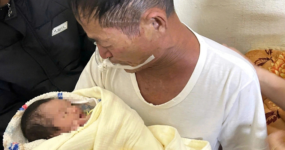 Chuyện xúc động sau khoảnh khắc ông nội đeo ống thở cố bế cháu trước khi mất