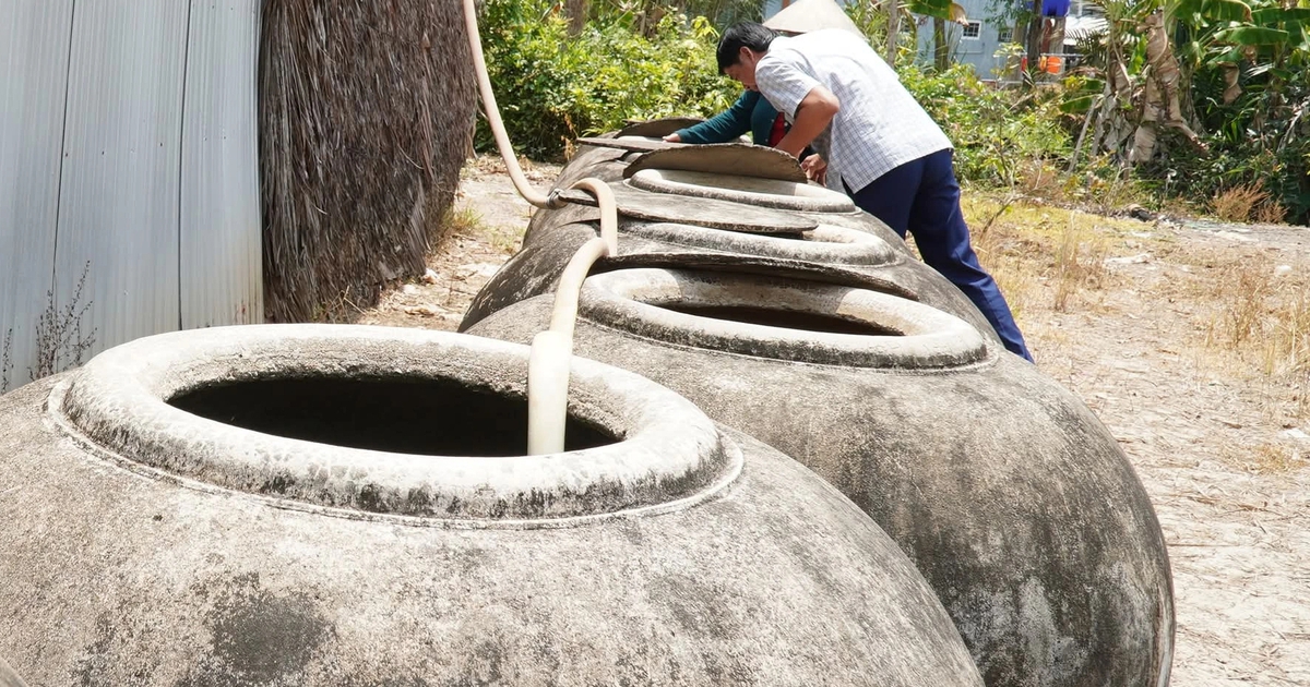 Ống nước k&eacute;o ngang nh&agrave;, người d&acirc;n Biển Bạch vẫn chật vật mua từng lu nước