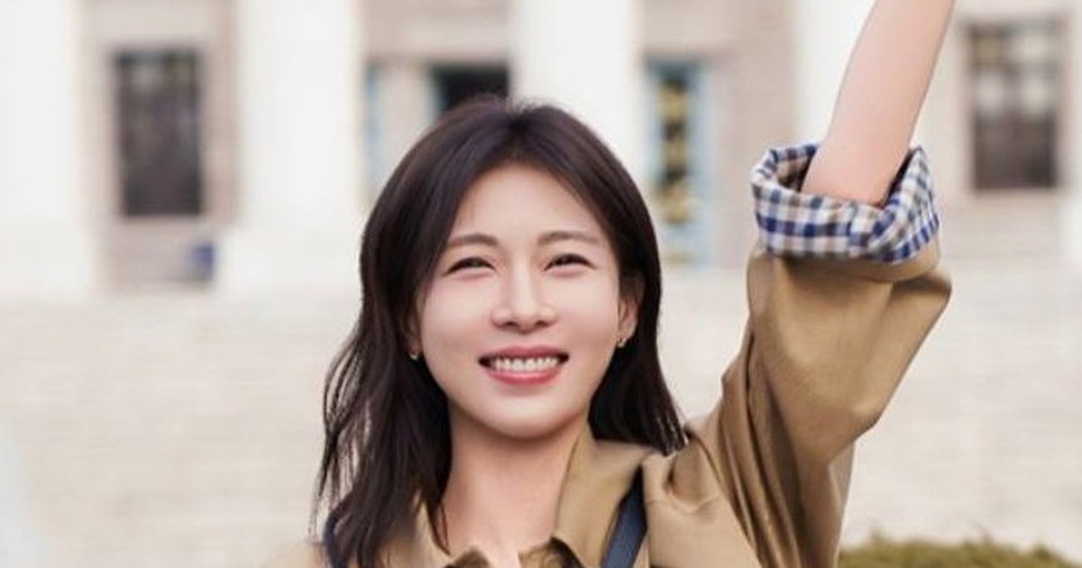 'Ho&agrave;ng hậu Ki' Ha Ji Won trẻ trung ngỡ ng&agrave;ng ở tuổi U.50