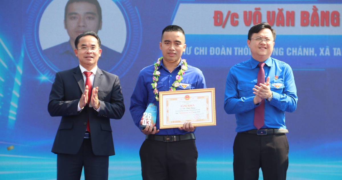 Phóng viên Báo Thanh Niên đoạt giải B loạt bài 'Thanh niên giúp dân trong mưa lũ'