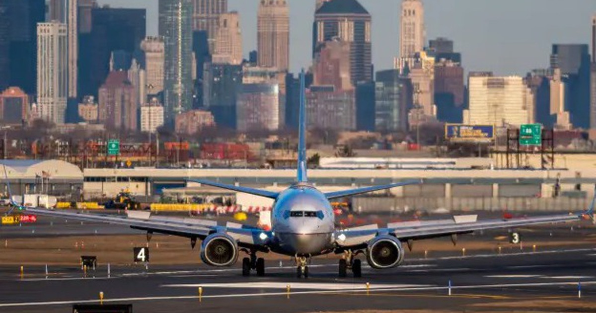 Hai máy bay suýt va chạm khi hạ cánh tại sân bay