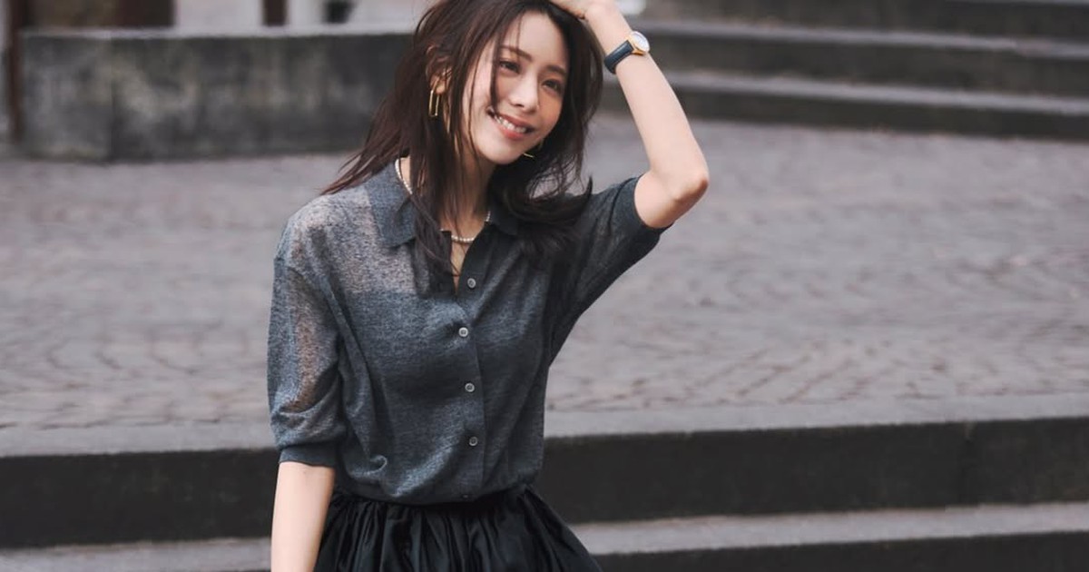 Mát nhẹ ngày nắng qua bản phối váy dài và giày thể thao