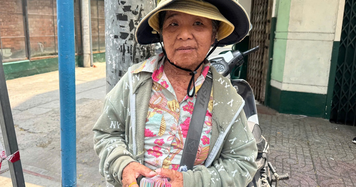 Vòng xoáy vé số 'mua đứt bán đoạn': Đi bộ gần 30 km bán 200 tờ vé