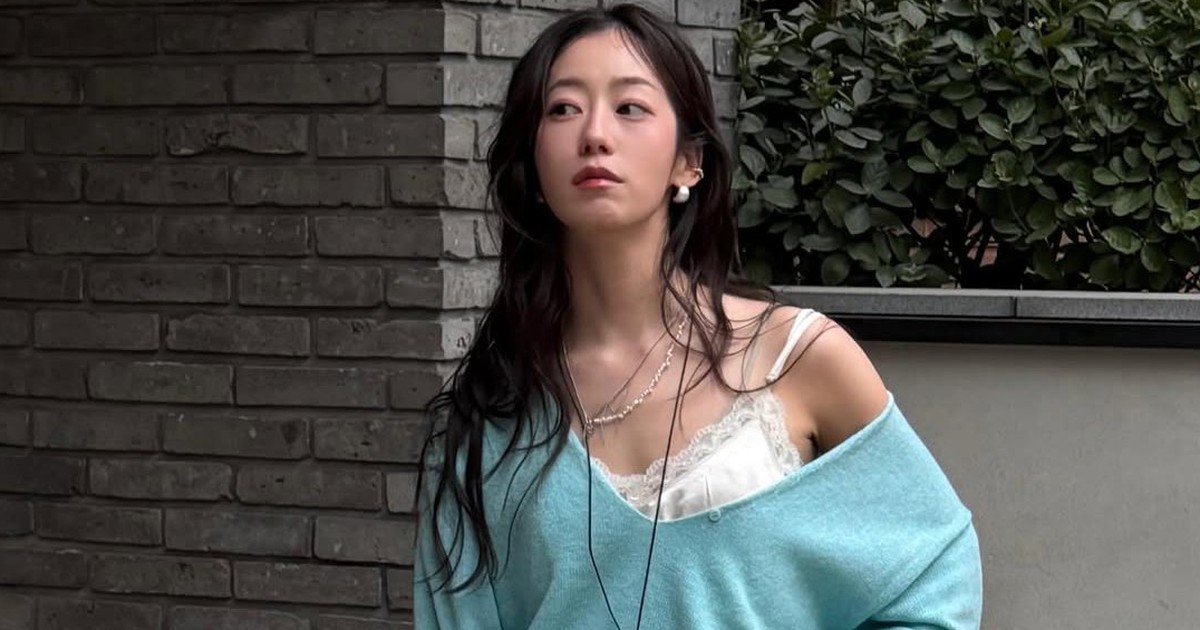 Mặc áo hai dây lụa xuống phố điệu đà, quyến rũ theo cách riêng