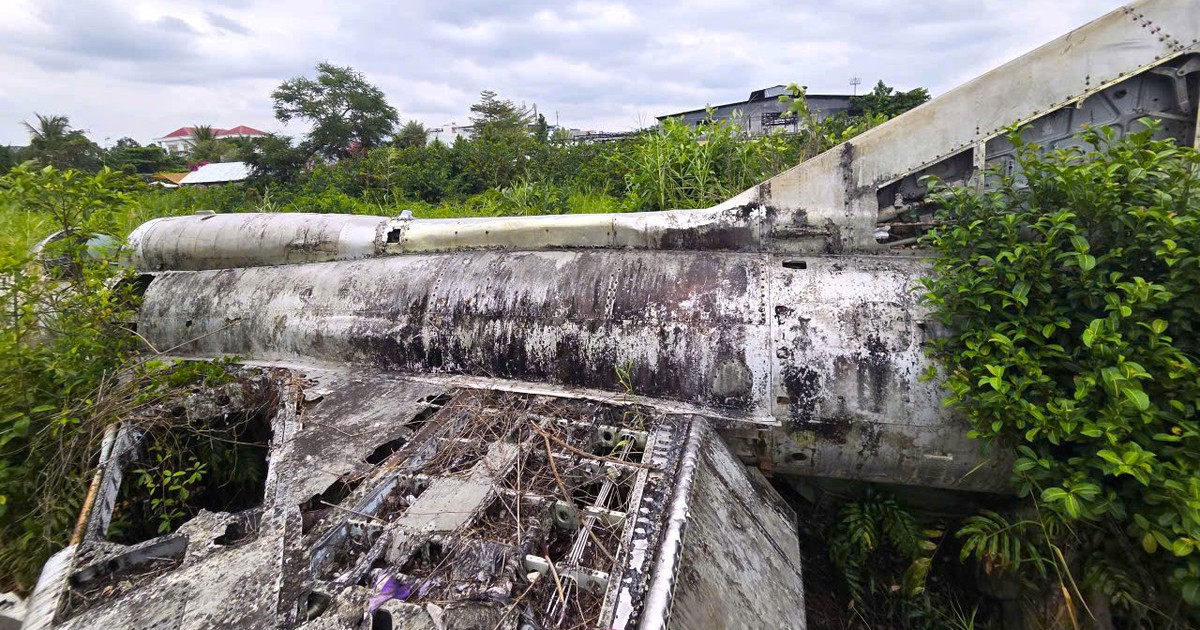 Cận cảnh máy bay MiG-21 bị "bỏ quên" nhiều năm giữa khu dân cư Cà Mau