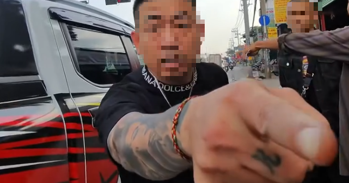 Nhóm người đi ô tô có dấu hiệu hành hung người đi xe máy gây phẫn nộ