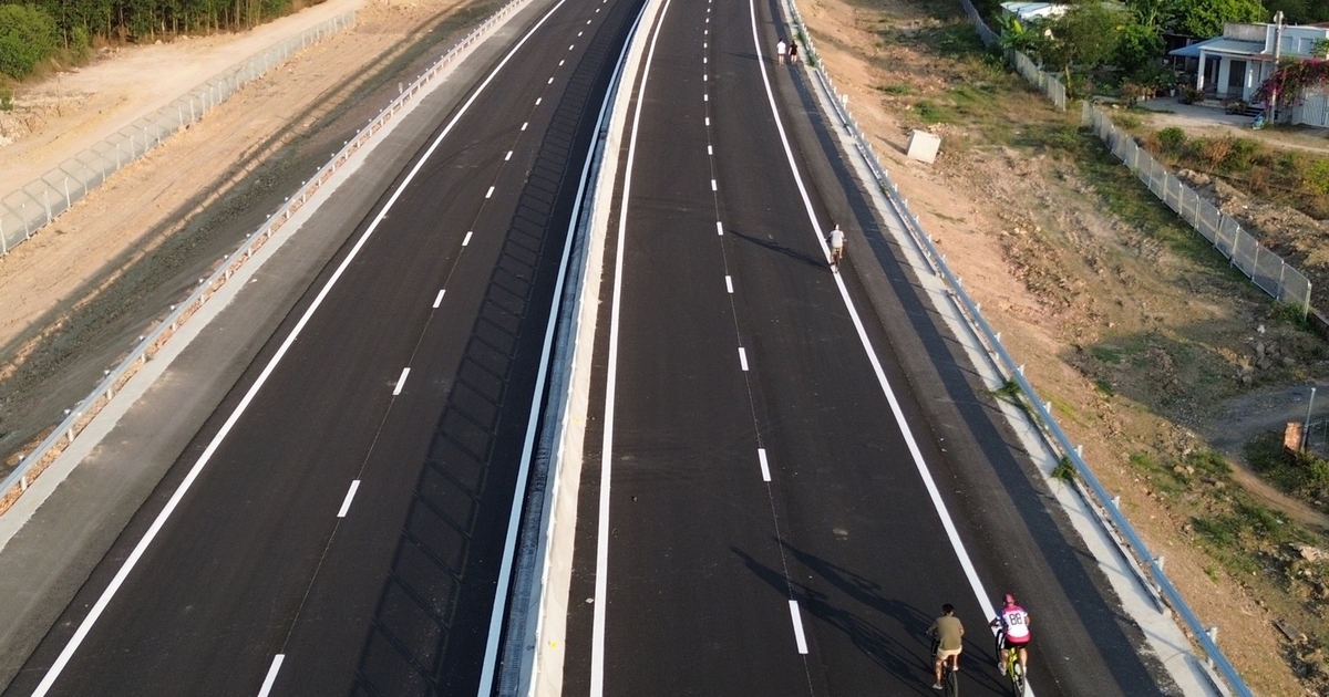 Chờ cao tốc Biên Hòa - Vũng Tàu thông xe, người dân chạy bộ, đá banh mỗi chiều