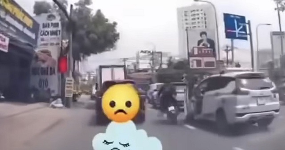 Mở cửa ô tô làm xe máy té ngã: Tài xế bị CSGT TP.HCM phạt 5 triệu
