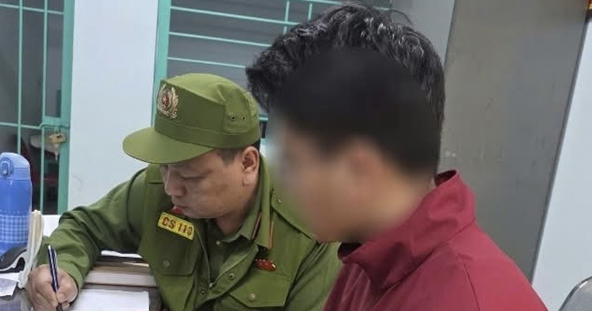 D&ugrave;ng điện thoại quay l&eacute;n trong nh&agrave; vệ sinh nữ tại trung t&acirc;m h&agrave;nh ch&iacute;nh c&ocirc;ng