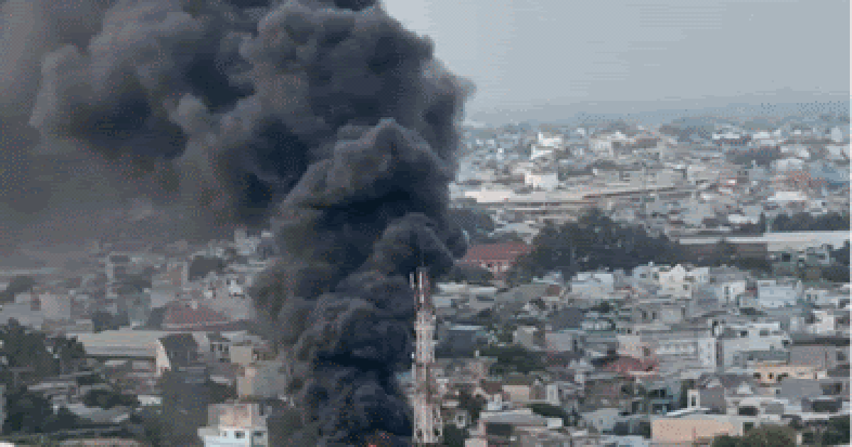 Ch&aacute;y b&atilde;i phế liệu ni l&ocirc;ng, cột kh&oacute;i đen phủ k&iacute;n khu d&acirc;n cư ở TP.HCM