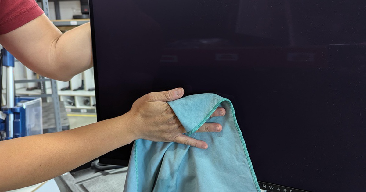 Sai lầm khi lau màn hình OLED nhiều người đang mắc phải