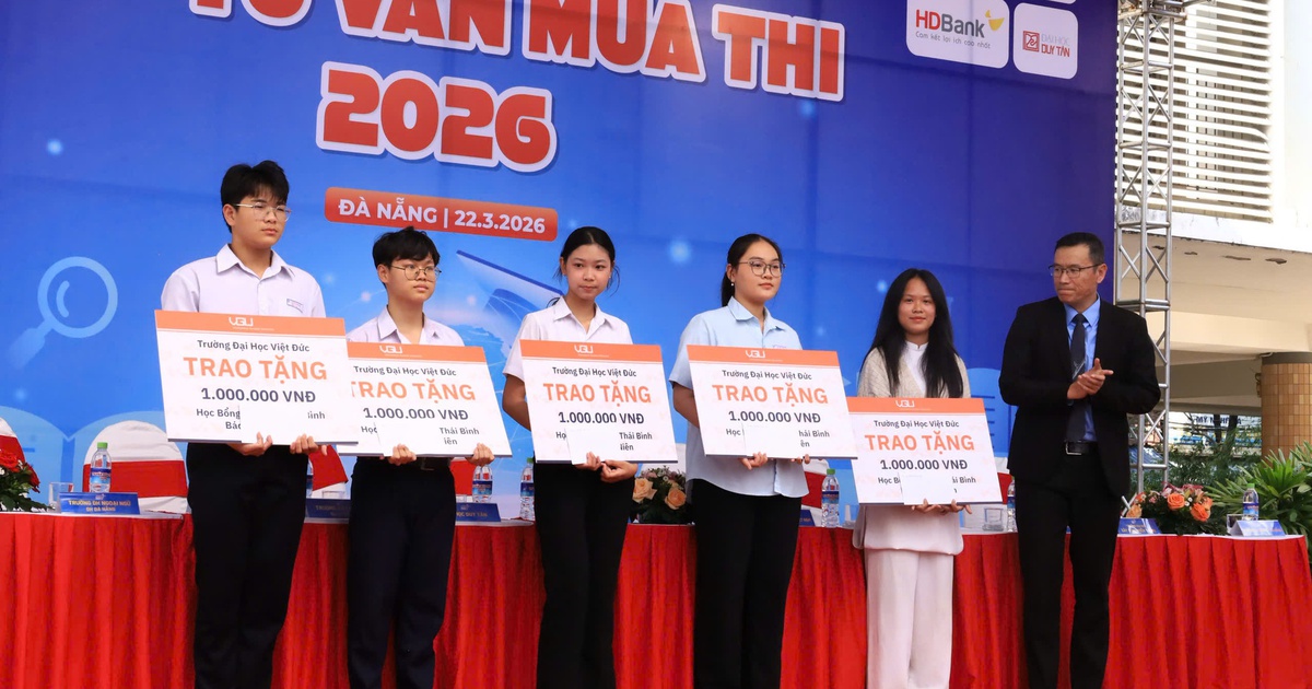 Tư vấn mùa thi: Nữ sinh nhận học bổng, nghẹn ngào vì có thể 'đỡ đần mẹ'