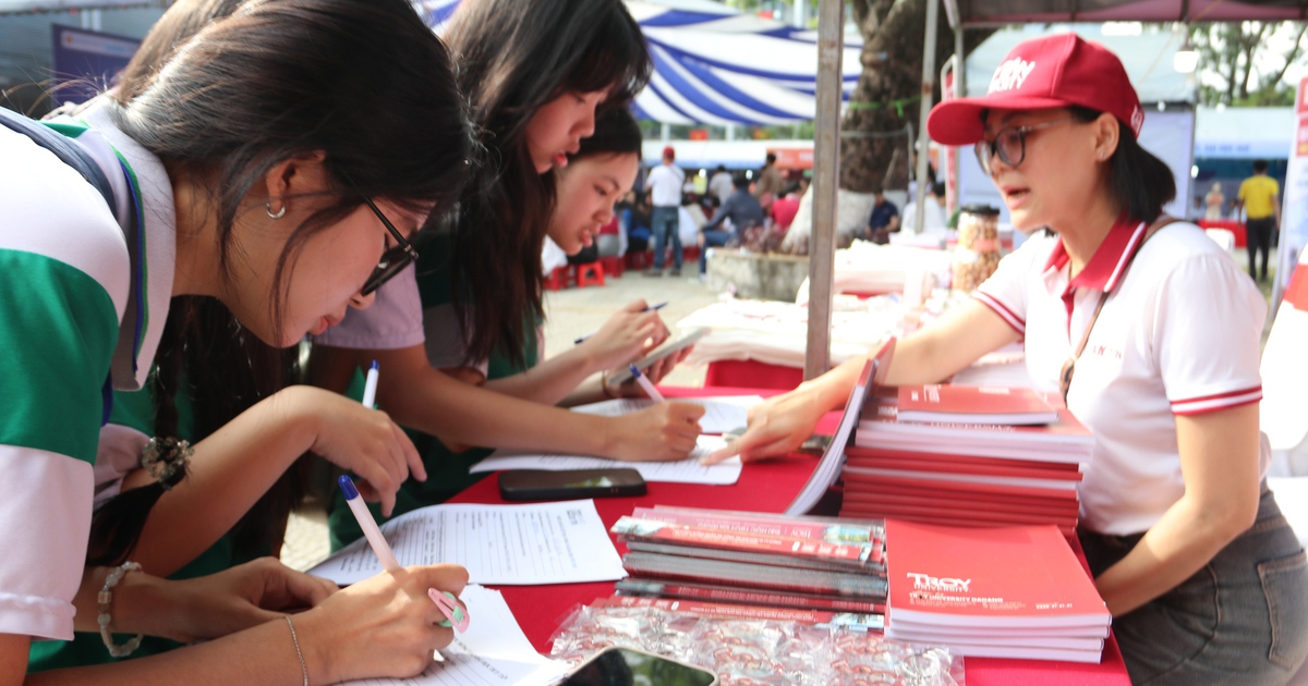 Tư vấn mùa thi: Gian hàng 'nóng' từ sáng sớm, học sinh săn cơ hội tương lai