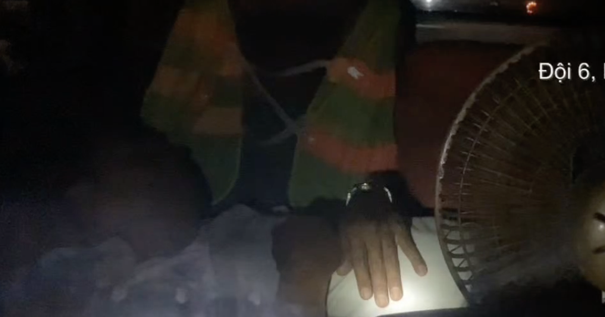 Đỗ xe trên cao tốc để ngủ, tài xế bị CSGT gọi dậy lập biên bản