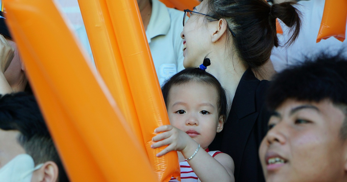 Khán giả nhí cổ vũ nồng nhiệt trong trận chung kết bóng đá TNSV THACO cup 2026