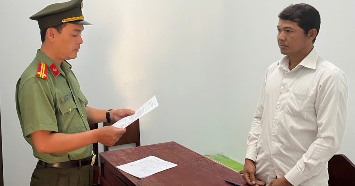 Dùng dao đánh cán bộ, bị khởi tố về tội sử dụng vũ khí quân dụng