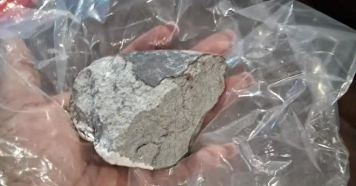 Thiên thạch lao xuống bang Texas, mảnh vỡ xuyên thủng mái nhà người dân