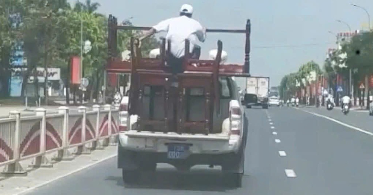 Xe bán tải biển xanh chở người và bàn ghế sau thùng, CSGT Huế vào cuộc