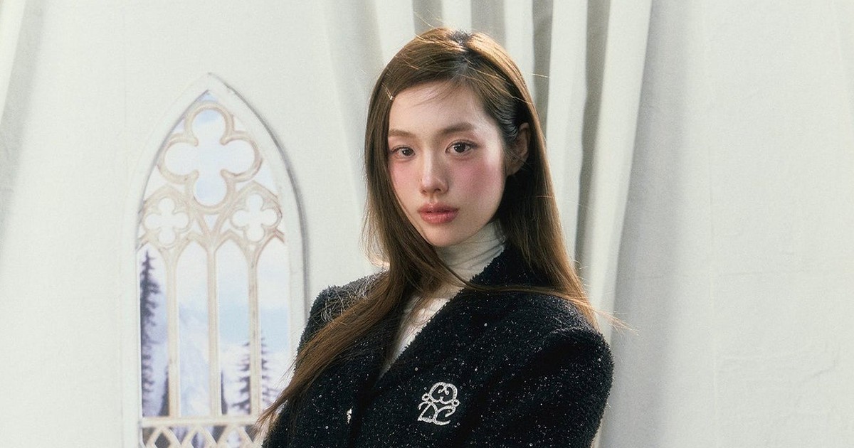 Chỉ với một chiếc cài áo, trang phục tầm thường cũng hóa sang trọng