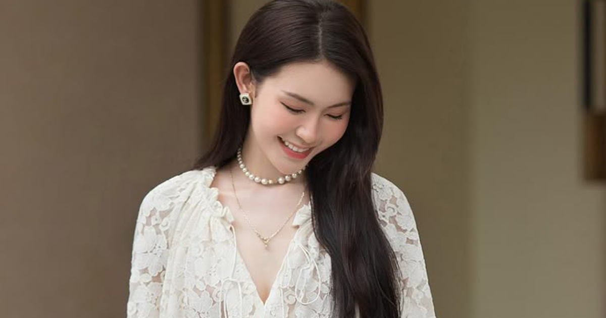 Áo blouse ren cách điệu mang chút điệu đà cho ngày hè