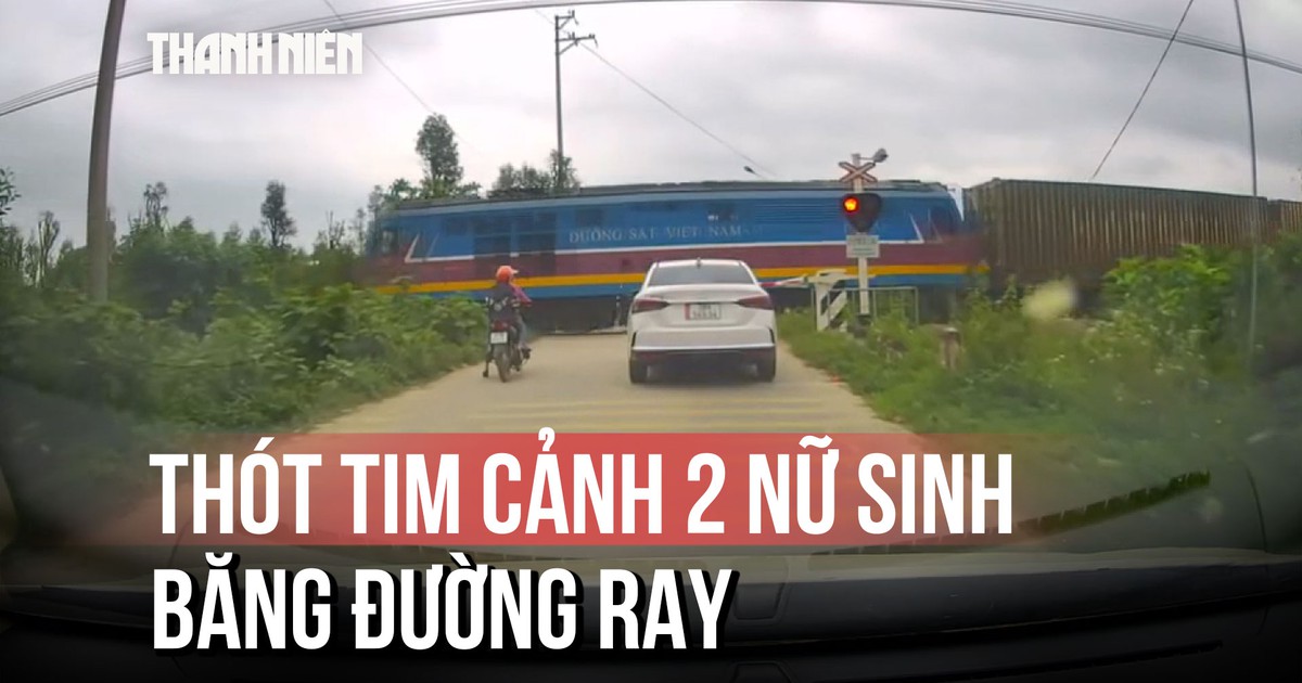 Thót tim khoảnh khắc 2 nữ sinh 'giỡn mặt tử thần' ngay sát đầu tàu hỏa