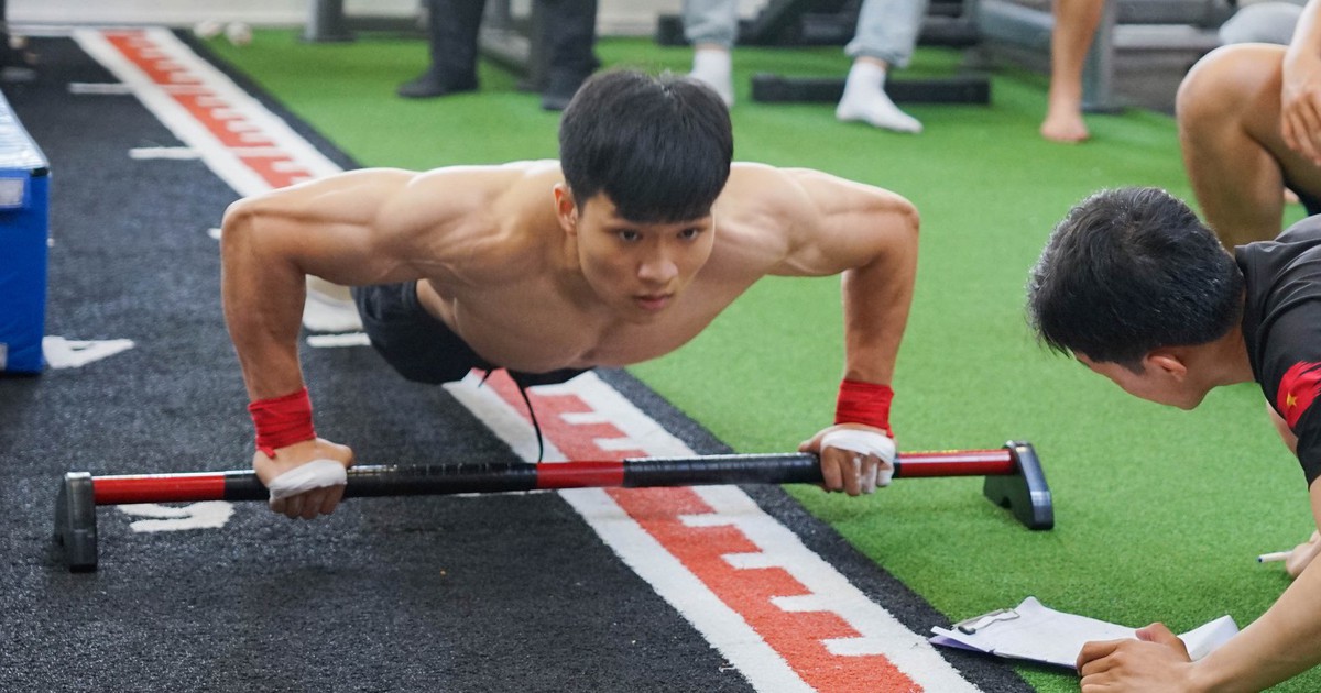 Chàng trai 6 năm tập thể hình ngoài đường phố vô địch cuộc thi sức bền