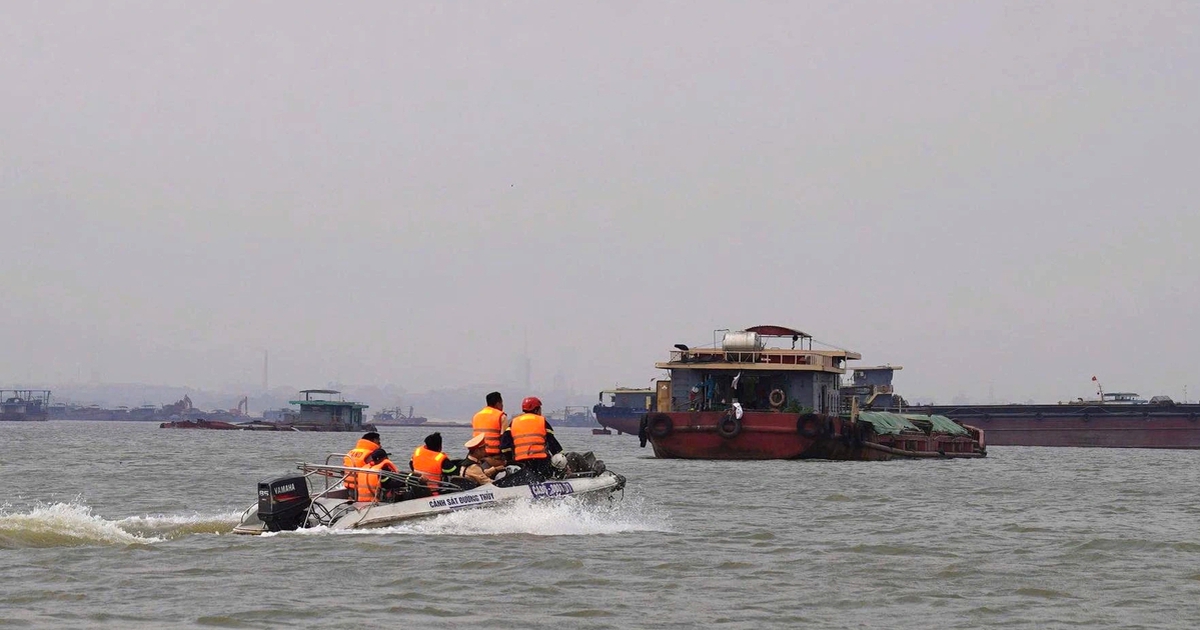 16 cảnh sát quần thảo trên sông Hồng tìm kiếm 2 nạn nhân bị chìm tàu