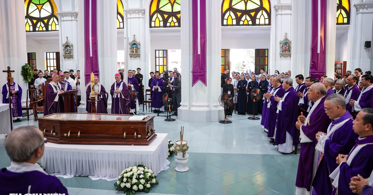 Trang nghiêm nghi thức tẩn liệm Đức Hồng y Gioan Baotixita Phạm Minh Mẫn