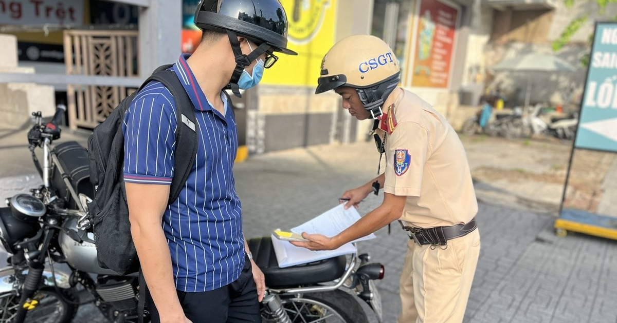 15 phút, hơn 100 xe máy đi trên vỉa hè Quang Trung bị CSGT TP.HCM phạt nguội