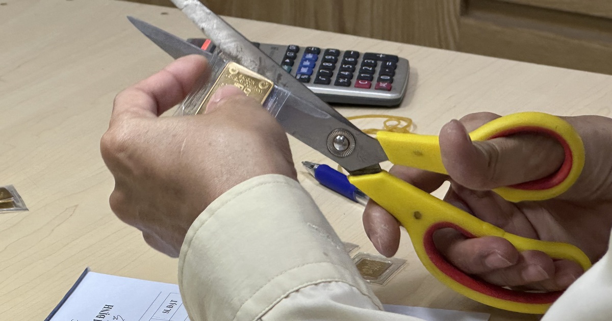 Giá vàng rơi thẳng đứng, mất mốc 160 triệu đồng/lượng