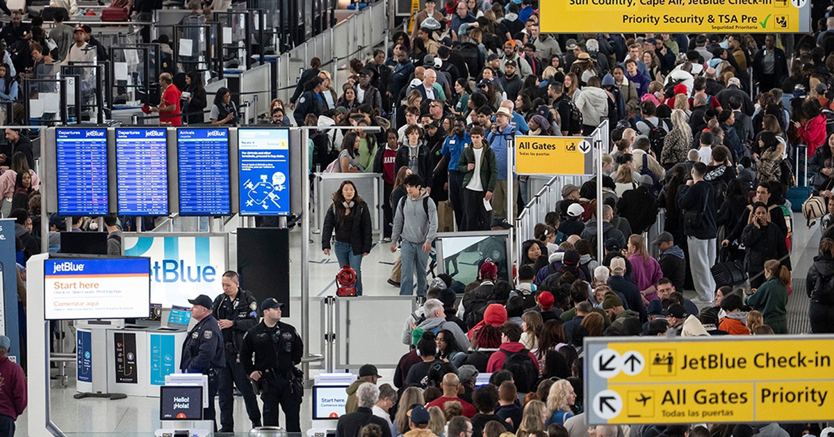 Đặc vụ ICE chi viện cho sân bay Mỹ