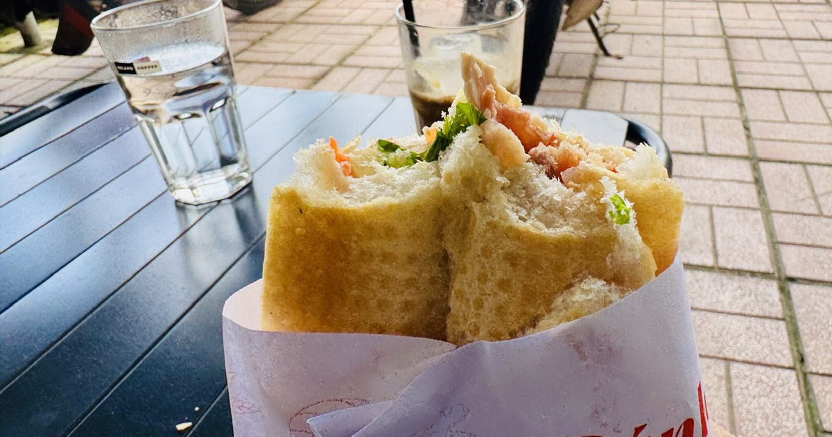 Ăn b&aacute;nh m&igrave;, 10 người phải cấp cứu với triệu chứng nghi ngộ độc
