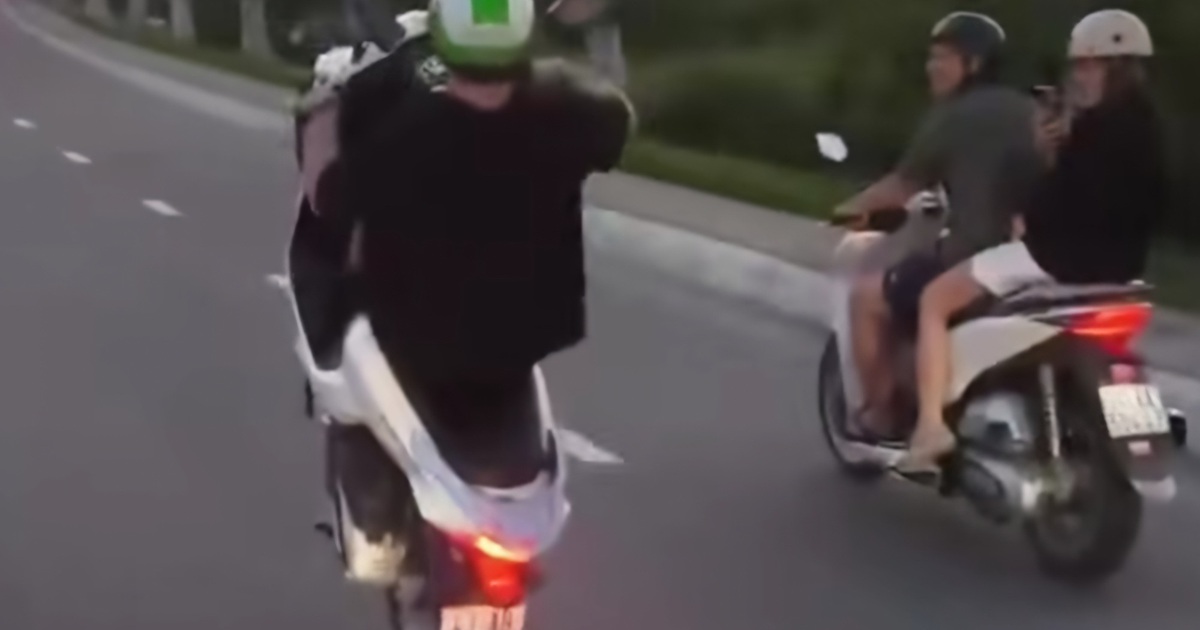 Người nước ngo&agrave;i bốc đầu xe m&aacute;y tr&ecirc;n cầu Ti&ecirc;n Sơn, CSGT Đ&agrave; Nẵng v&agrave;o cuộc