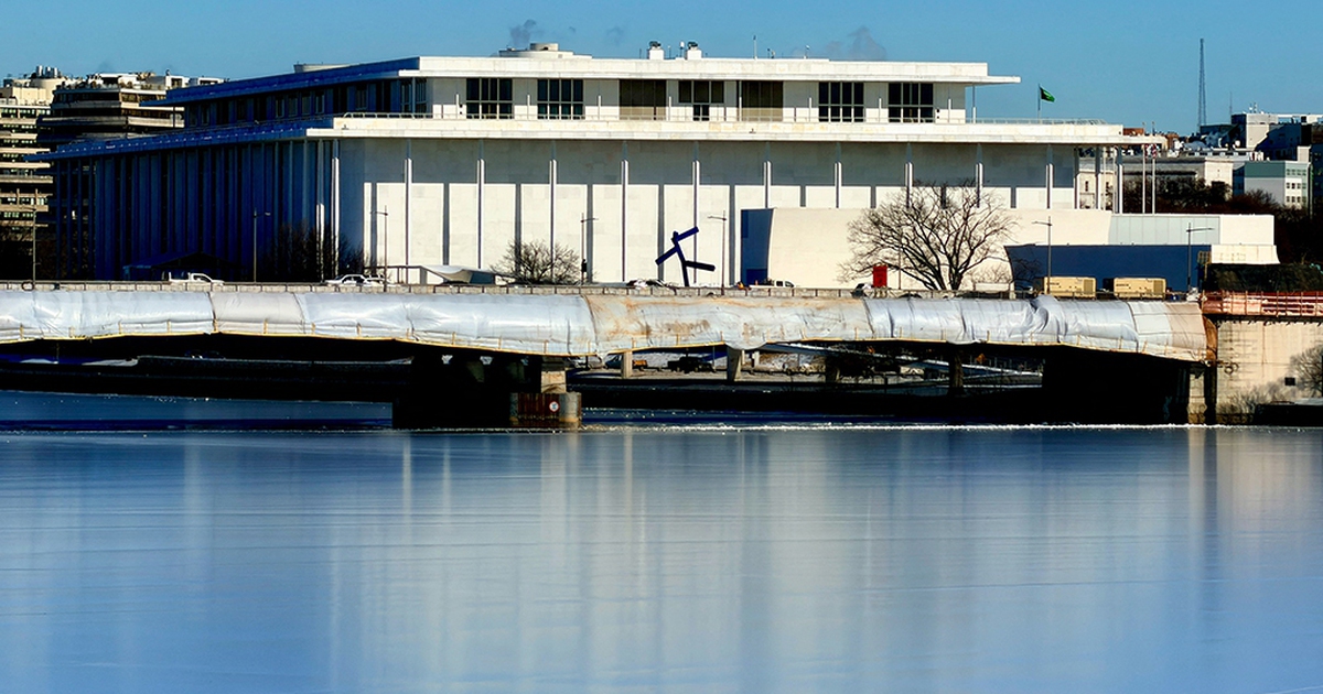 Ông Trump đối diện nhiều vụ kiện, căng thẳng ngân sách