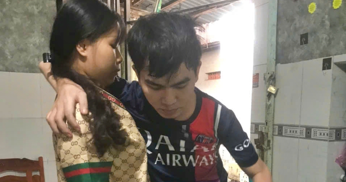 Vợ trẻ bồng bế, thức khuya chăm chồng suốt 5 năm dù bị xua đuổi