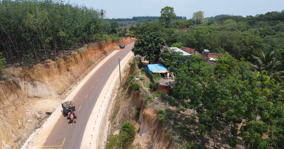 Chủ tịch Đồng Nai chỉ đạo xử lý ngay vụ "nhà dân chênh vênh bên mép vực sâu"