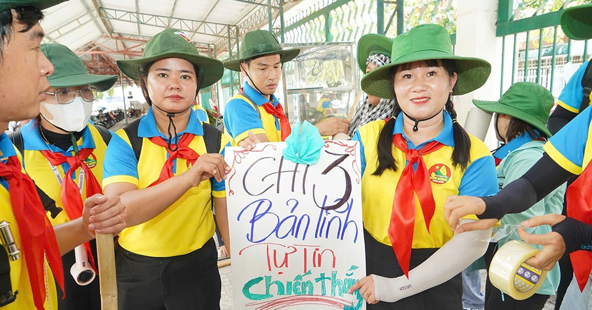 Cô giáo mỹ thuật 'xuất chiêu' làm học sinh trông ngóng được đi sinh hoạt Đội