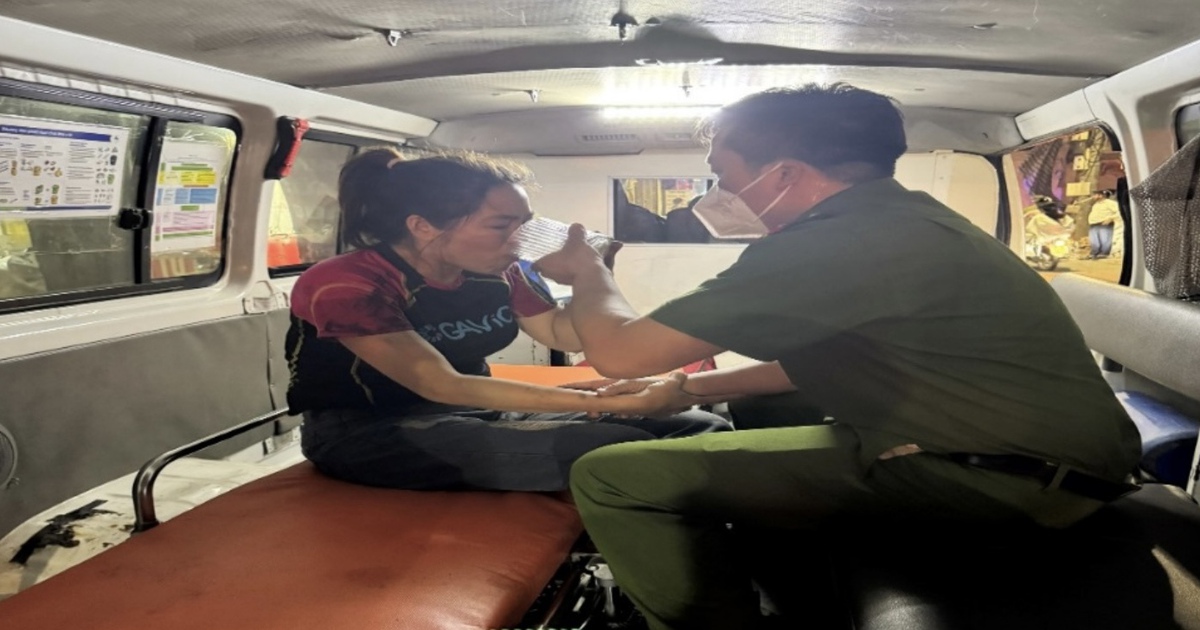 C&ocirc;ng an H&agrave; Nội tận dụng 'thời gian v&agrave;ng' cứu 7 người kẹt trong ng&ocirc;i nh&agrave; ch&aacute;y