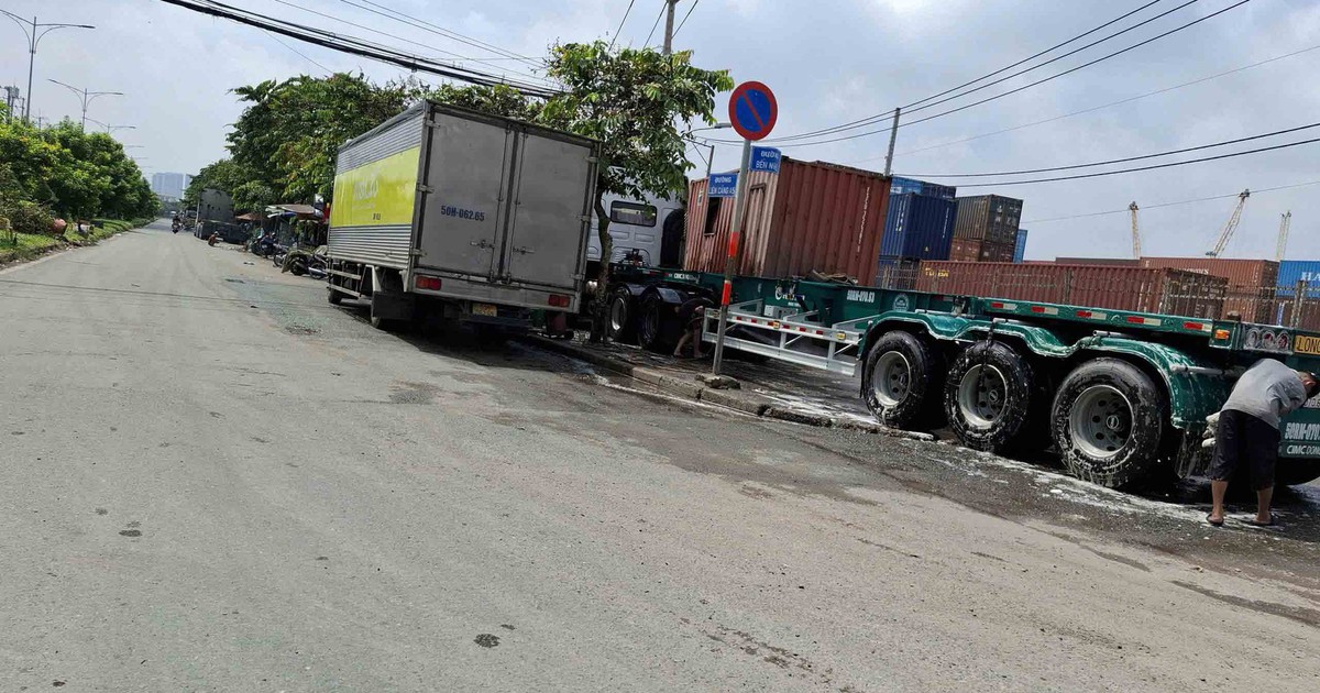 Tiệm rửa xe trên đường