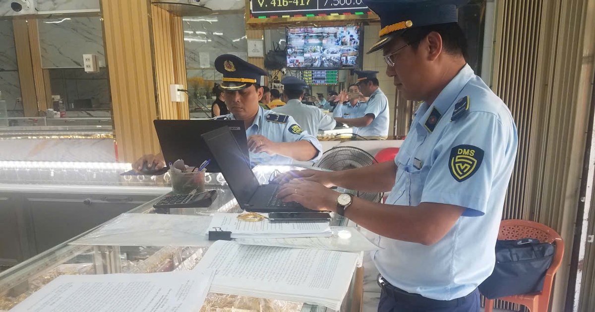 Đồng Tháp xử phạt 9 tiệm vàng bán trang sức giả thương hiệu Chanel, Versace