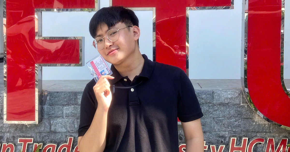 Nam sinh chuyên văn, tốt nghiệp thủ khoa ngoại thương với GPA 4.0/4.0