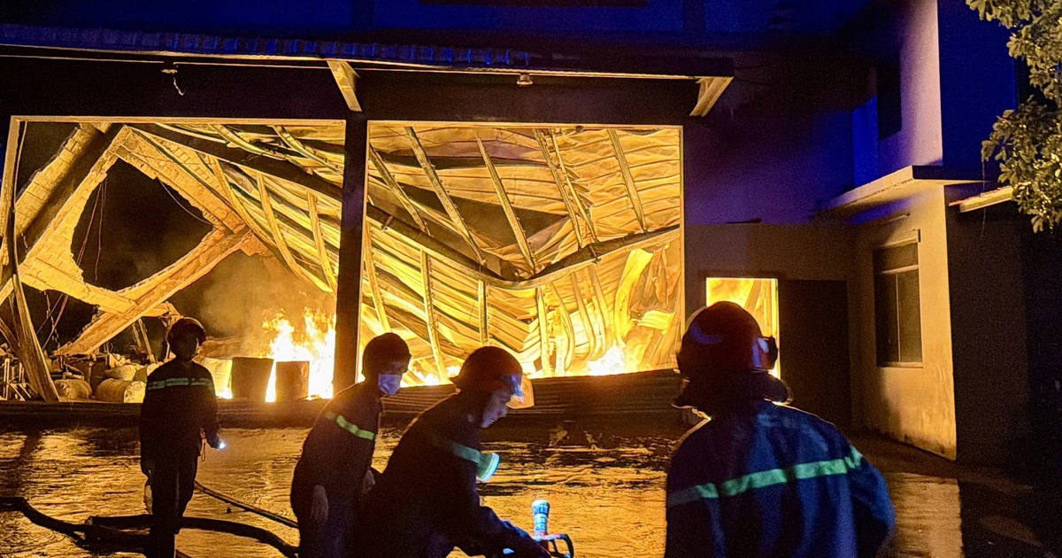 Cháy lớn tại công ty sản xuất sơn ở TP.HCM