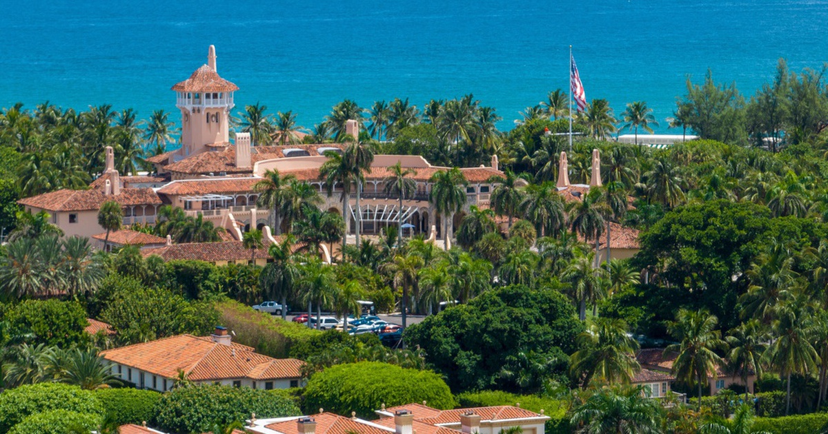 Ông Trump bầu qua thư, đảng Dân chủ 'lay chuyển' Mar-a-Lago