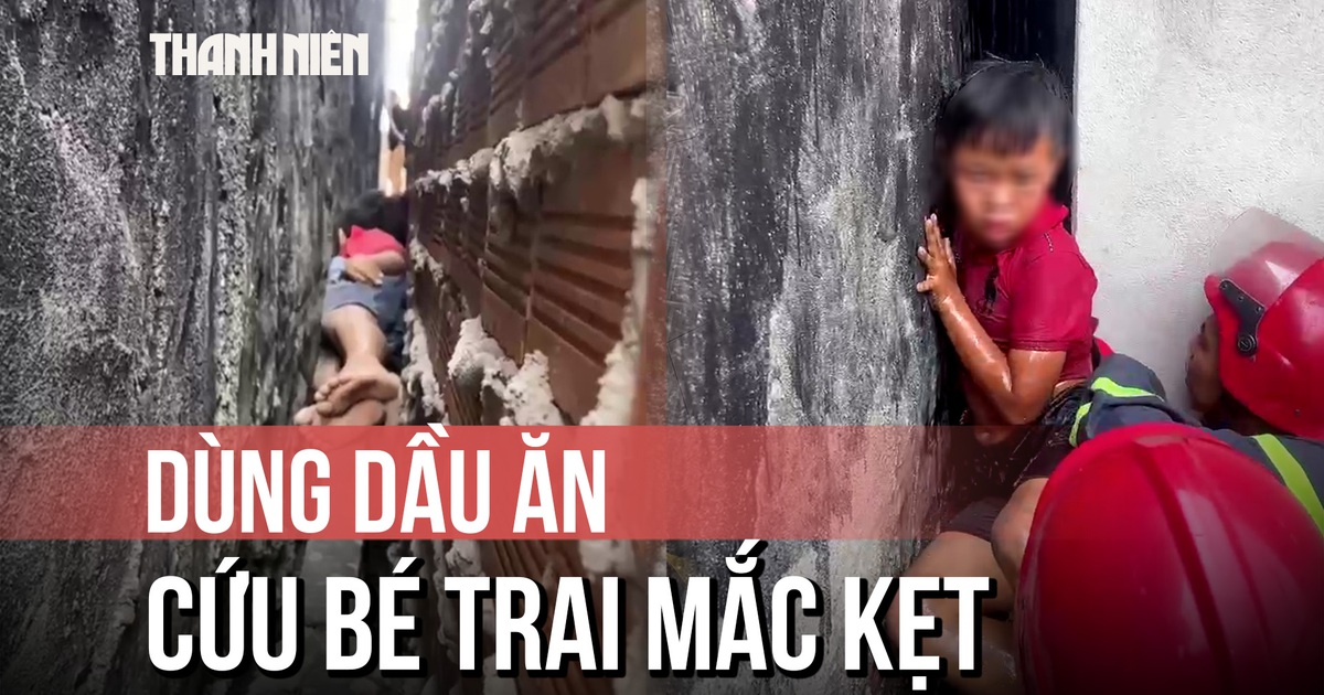 Cận cảnh cứu bé trai mắc kẹt giữa vách tường