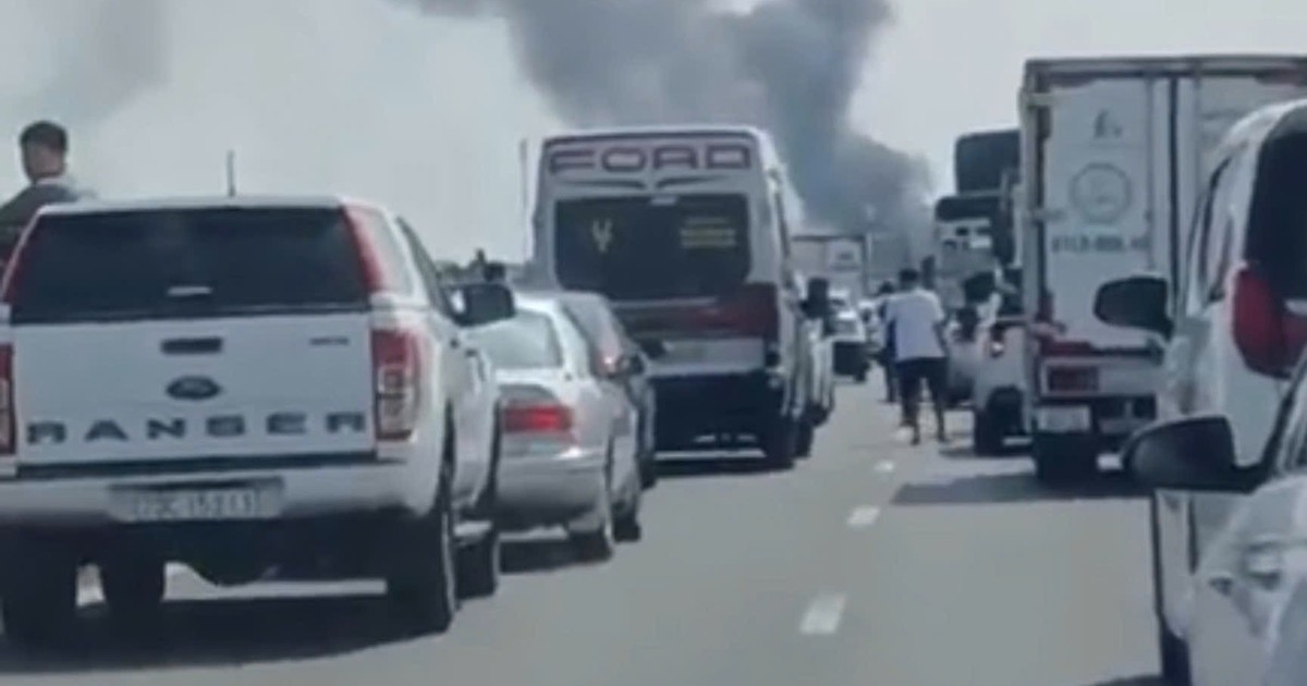 Xe đầu kéo bốc cháy trên cao tốc Trung Lương - Mỹ Thuận, giao thông ùn ứ